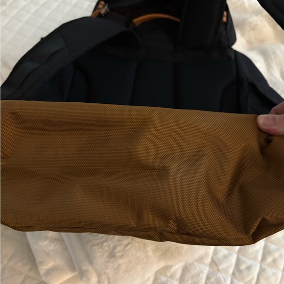 Eddie Bauer Black and Tan unisex Backpack - Picture 4 of 9